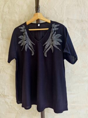 Lino cuello V con tachas y corte evase