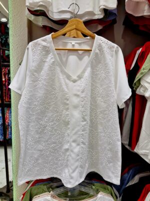 Remera de Broderie corte esvase